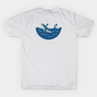 Sharks appear in the sea! T-Shirt